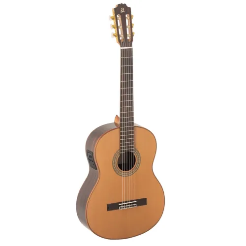 Admira A10 Fishman — 4/4 klasiskā ģitāra Admira A10 Fishman — 4/4 klasiskā ģitāra