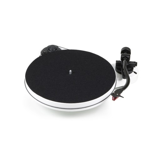 Pro-Ject RPM 1 Carbon plašu atskaņotājs — Spīdīga balta Pro-Ject RPM 1 Carbon plašu atskaņotājs — Spīdīga balta