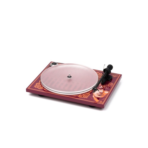 Pro-Ject Essential III George Harrison plašu atskaņotājs (ierobežota sērija) Pro-Ject Essential III George Harrison plašu atskaņotājs (ierobežota sērija)